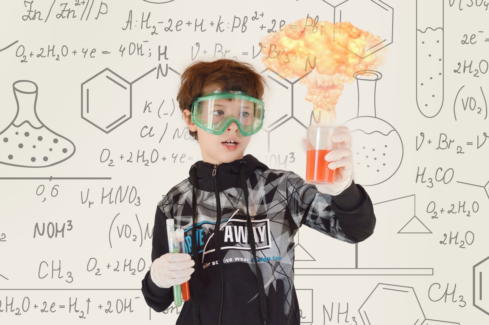 Enfant qui fait de la chimie portant des lunettes de protection